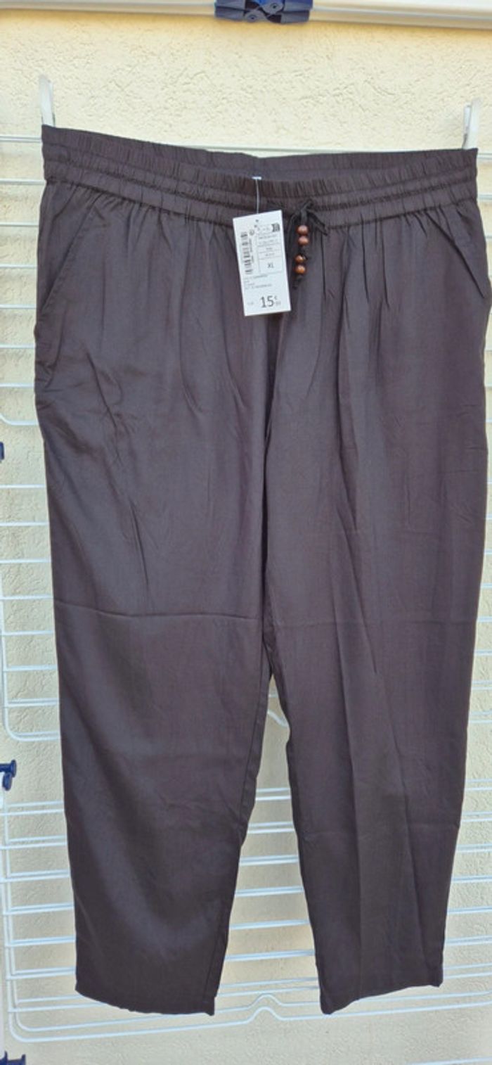 Pantalon fluide et léger noir.