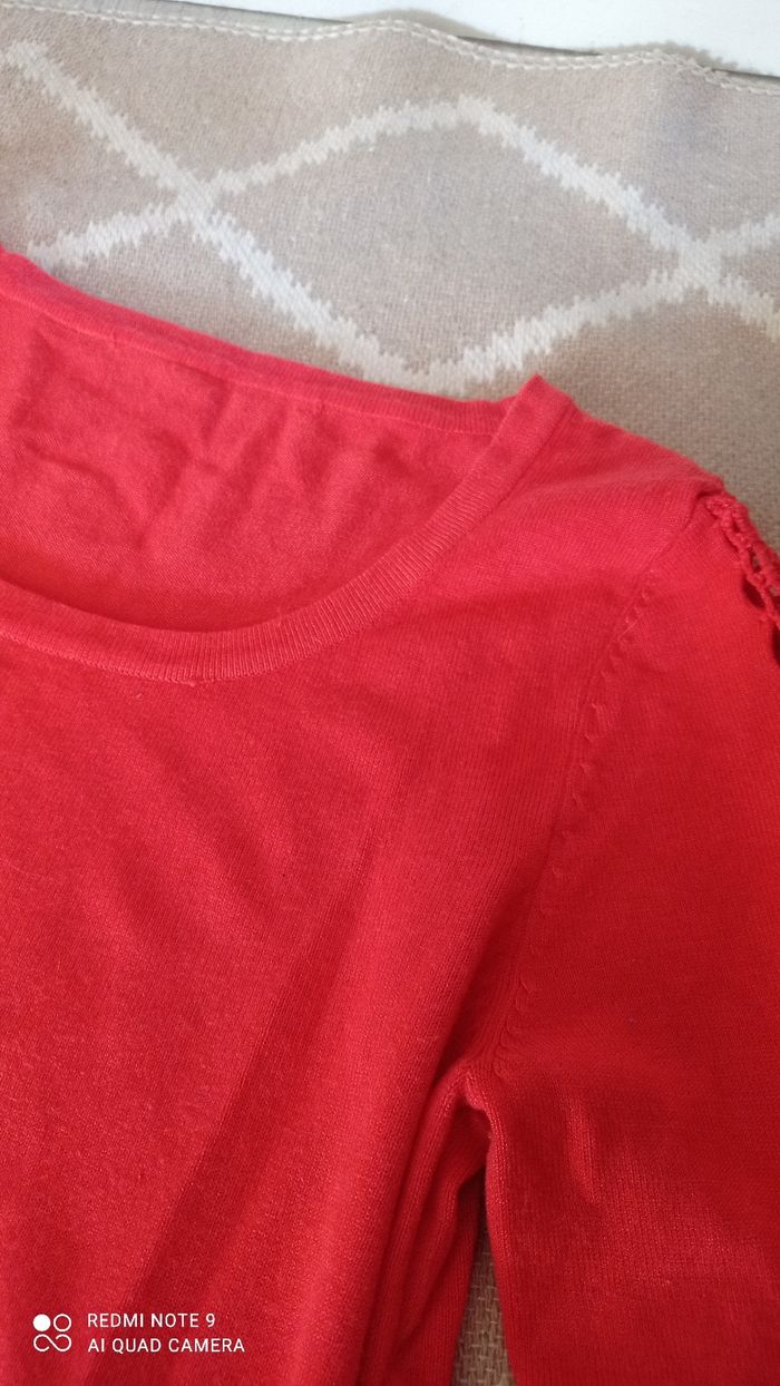 Pull léger H&M coloris corail avec dentelle en macramé aux manches Taille S - photo numéro 3