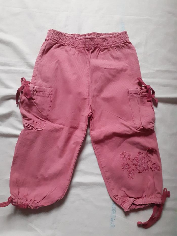 Pantalon vieux rose motif fleurs avec poches de chaque côtés