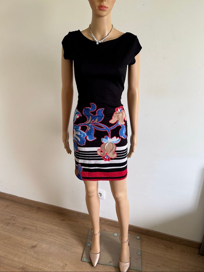 Robe noire et imprimée à manches courtes Desigual taille S TBE - photo numéro 3