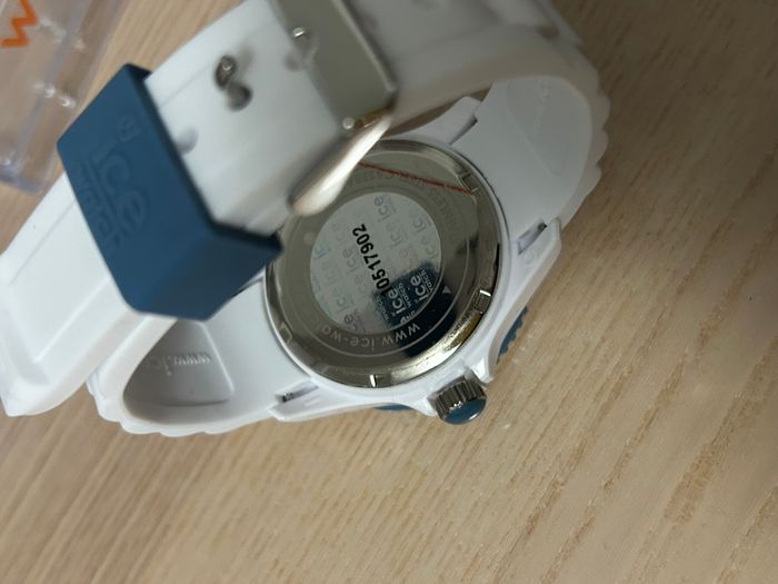 Montre Ice Watch bleu et blanche - photo numéro 2