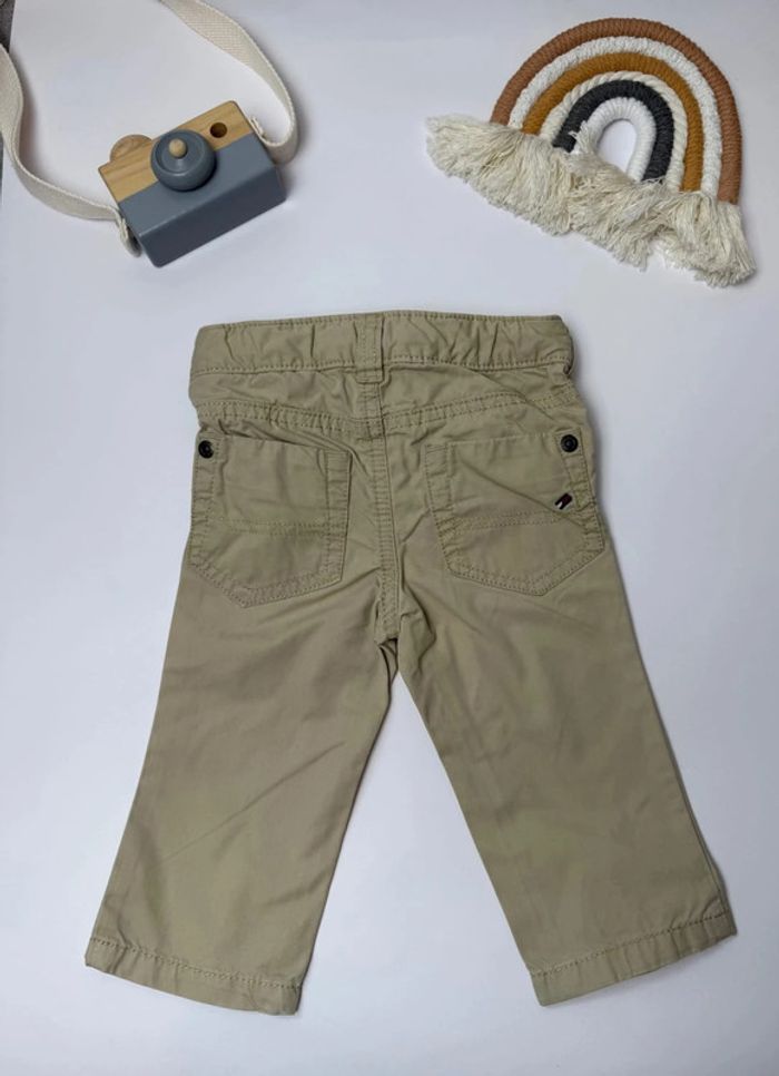 Pantalon Tommy Hilfiger bébé garçon beige 6-9 mois beige coupe regular parfait état - photo numéro 3