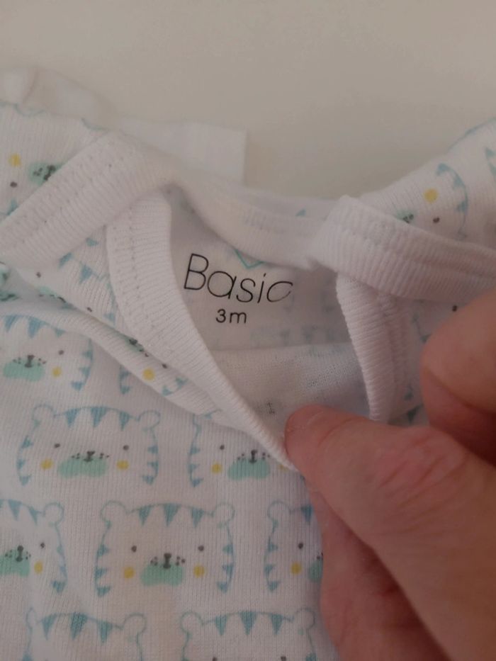 Lot bodies 3 mois - photo numéro 2