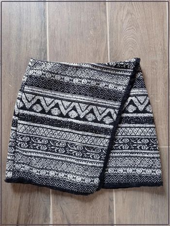 Jupe motif ethnique noire et blanche H&M taille 36 bon état