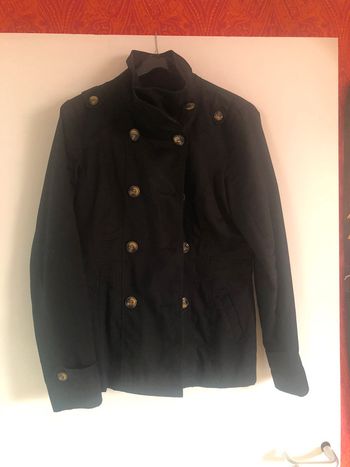 Trench-coat court