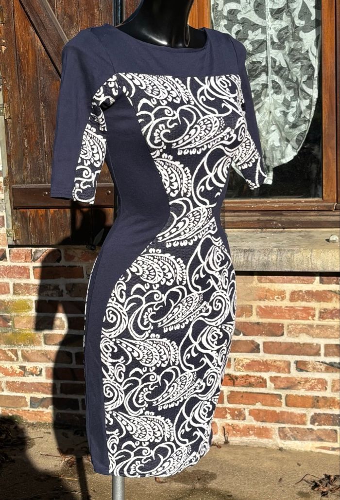 👗 Robe bleu marine moulante à motifs blancs • T36 • Closet - photo numéro 2