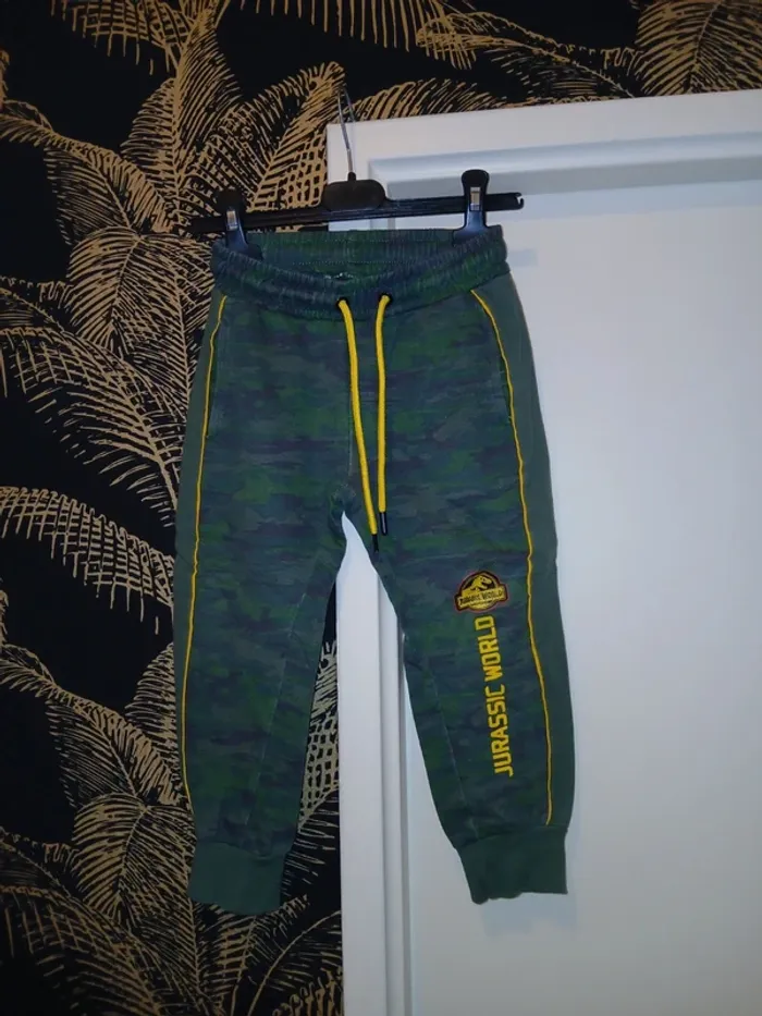 💚 Pantalon Jurassic World taille 4 ans.