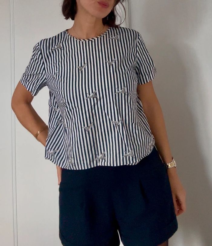 Top court rayé bleu et blanc avec des cigognes - taille M - Mango - très bon état