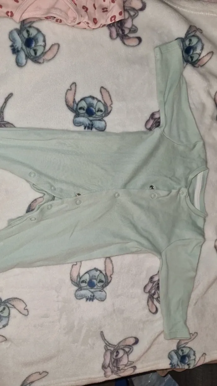 Pyjama 0/3 mois en très bon état - photo numéro 2