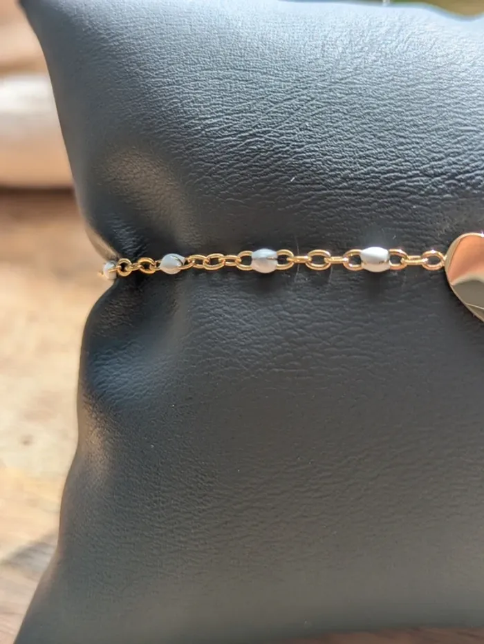 Bracelet cœur petites perles blanches et cœur doré - photo numéro 4
