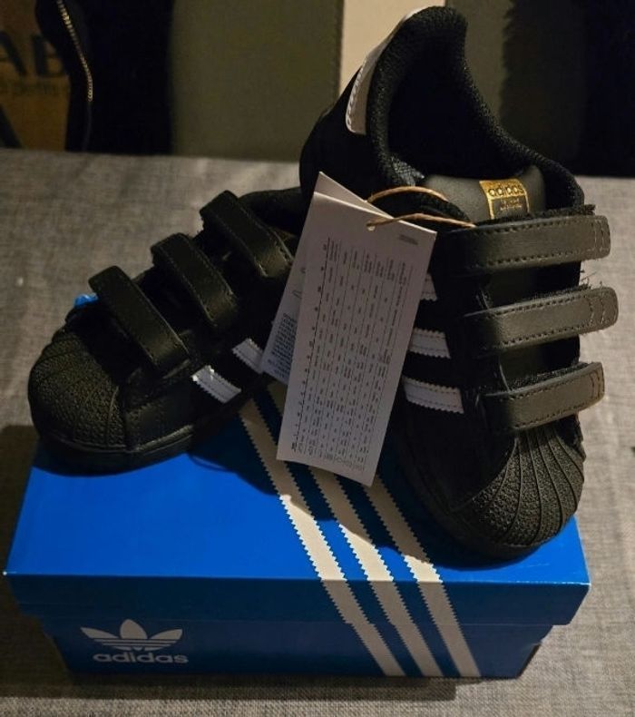 NEUVES non portées 🏷🤩🥰 superbes  baskets superstar adidas Pointure 26 unisex 🥰🤩😍 - photo numéro 6