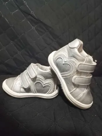 Chaussures montantes grises taille 20