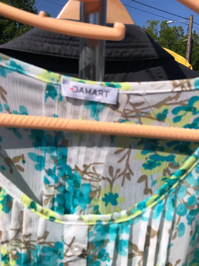 Blouse Damart fleurie - photo numéro 2