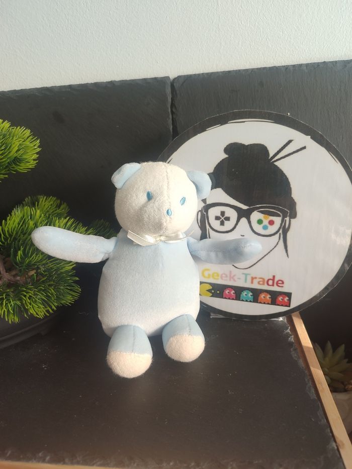 Doudou ours bleu clair blanc peluche sucre d'orge ancien grelot noeud satin