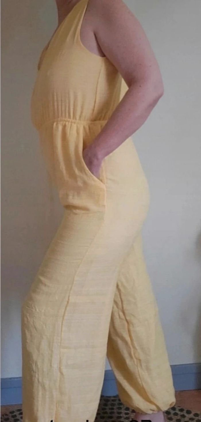 magnifique combipantalon
jaune sage taille M Neuve avec
étiquette - photo numéro 2