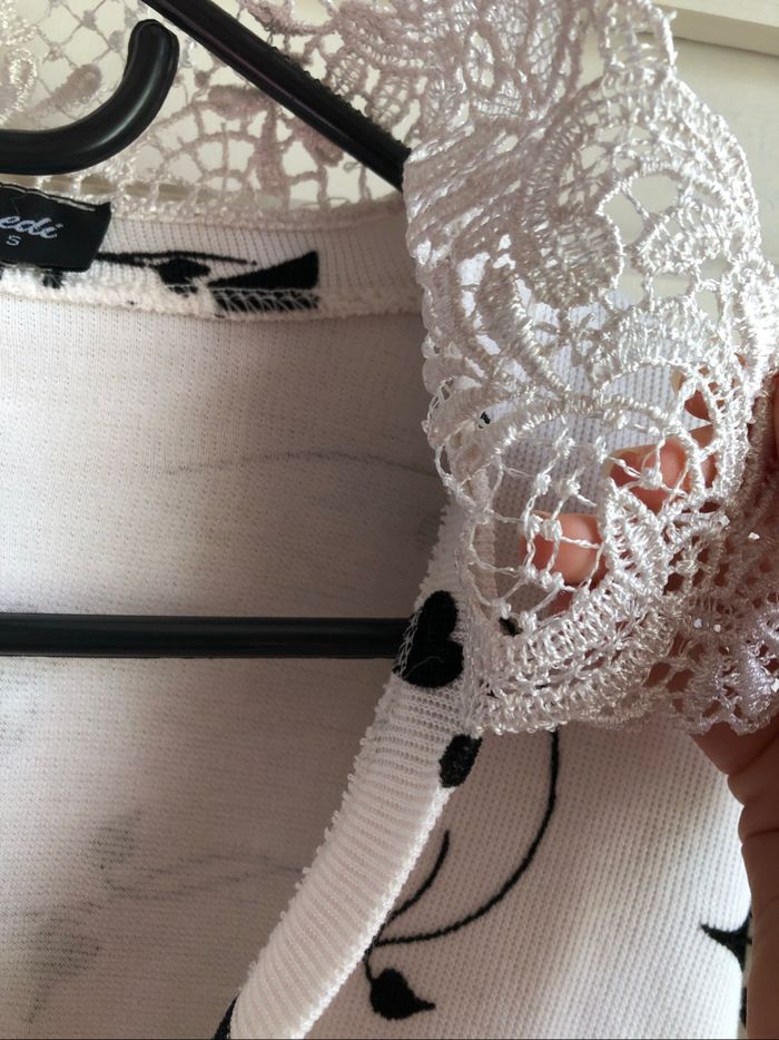 Cardigans blanc avec des fleurs noirs + des épaulettes taille 38 - photo numéro 3