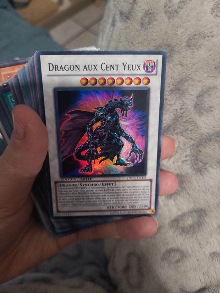 Carte dragon aux cent yeux