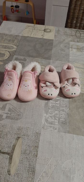 Chaussons roses taille 19