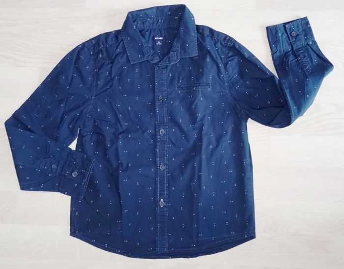 Chemise bleu marine motifs fines flèches argentées Kiabi
T. 10 ans