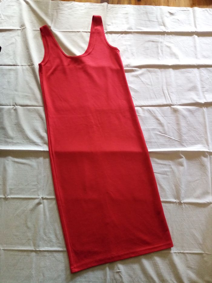 Robe rouge près du corps - photo numéro 3