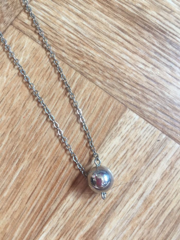 Collier argenté avec boule - photo numéro 1