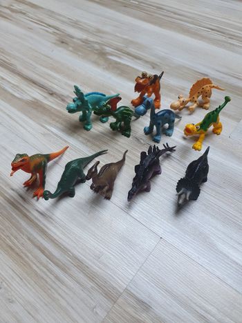 Lot de 11 petits dinosaures