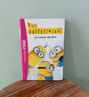 Livre bibliothèque rose « les minions » le roman du film