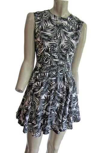 mini robe marque h&m taille indiquée 38 peut aller a un 36