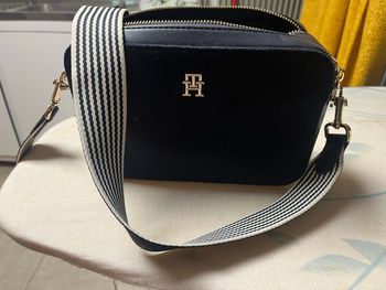 sac bandouillere tommy Hilfiger 