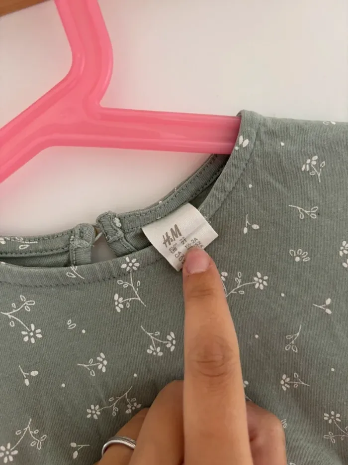 Robe H&M 92 cm fille – Vert sauge tendance, douce et élégante - photo numéro 2
