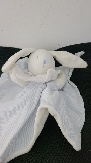 Doudou plat lapin blanc rayé bleu MOULIN ROTY
