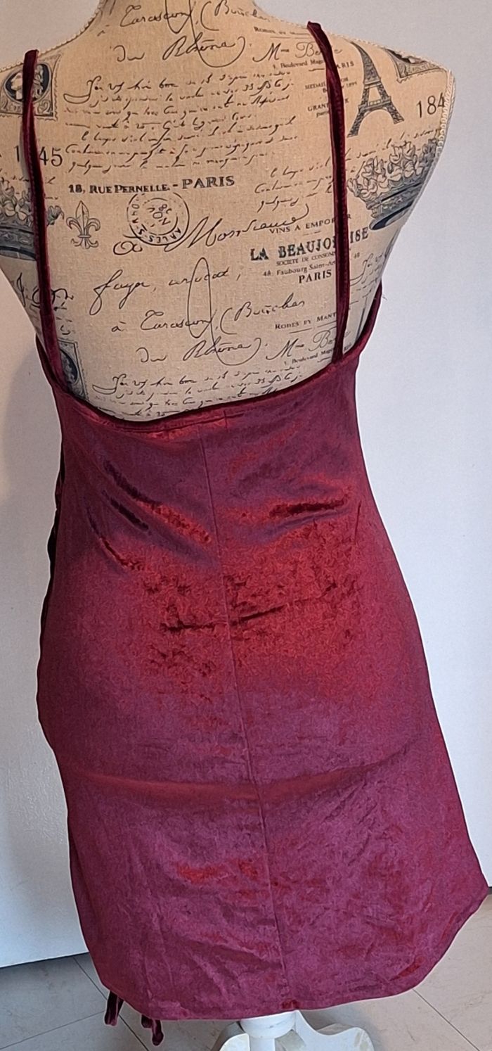 Robe glamour bordeaux brillant en velours doux - photo numéro 4