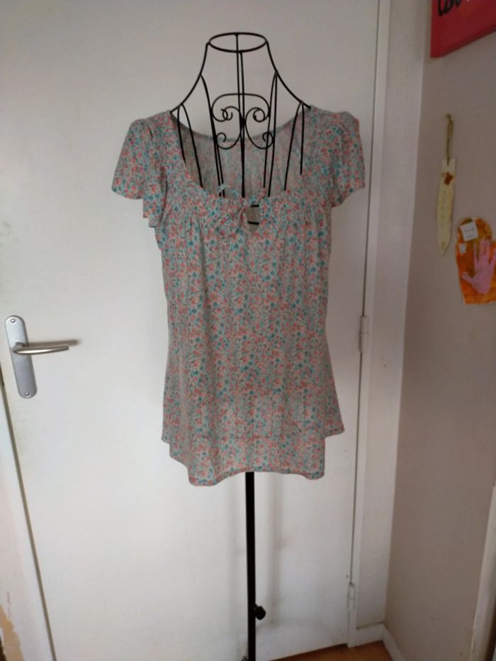 Joli haut fleuri très sympa pour la saison