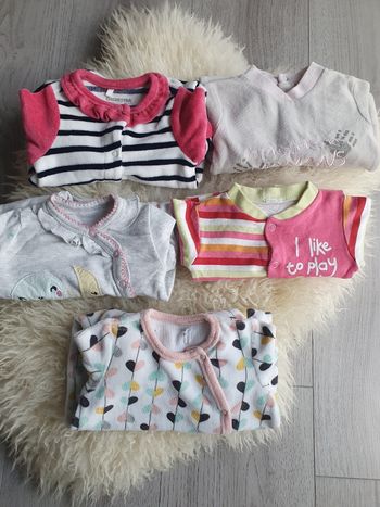 Lot 4 pyjamas + 1 offert bébé 0/1  mois