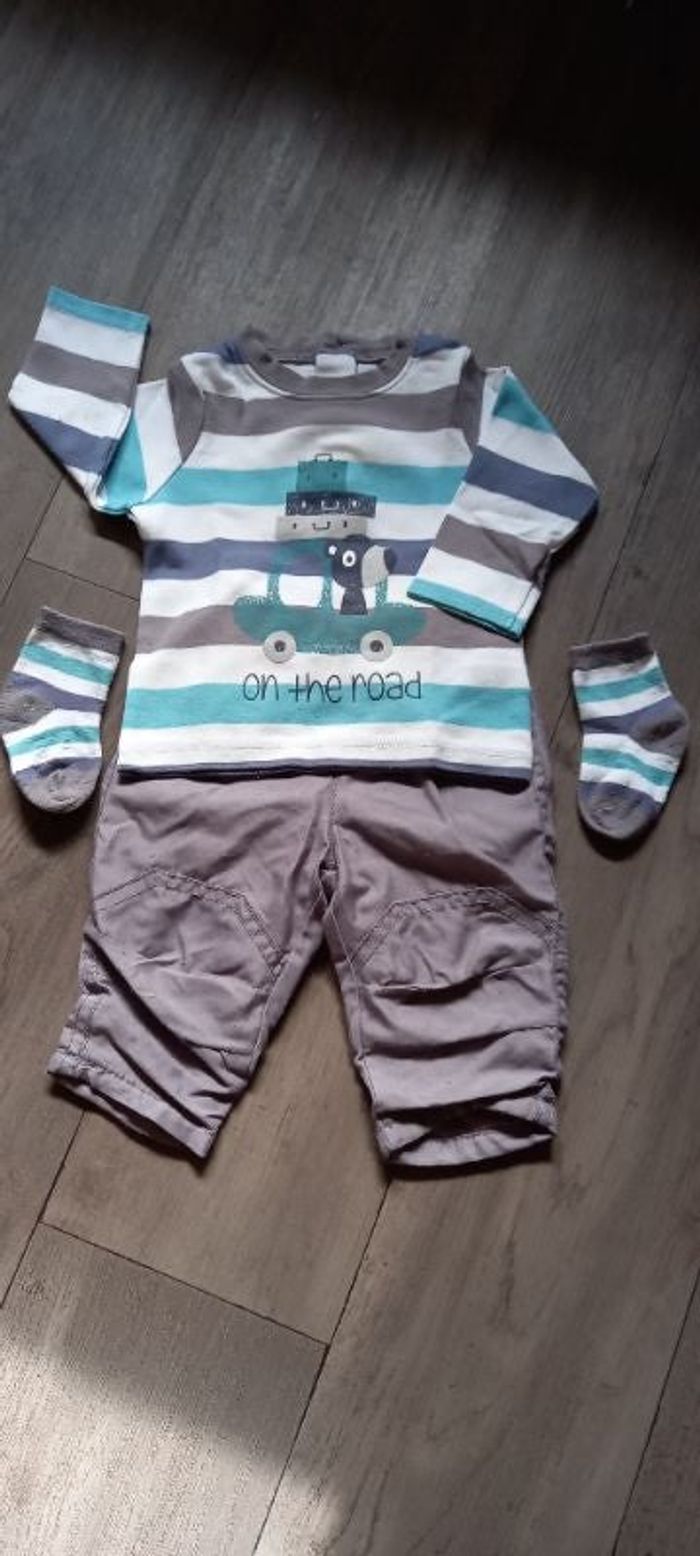 Ensemble T-shirt manches longues, pantalon et chaussettes assortis