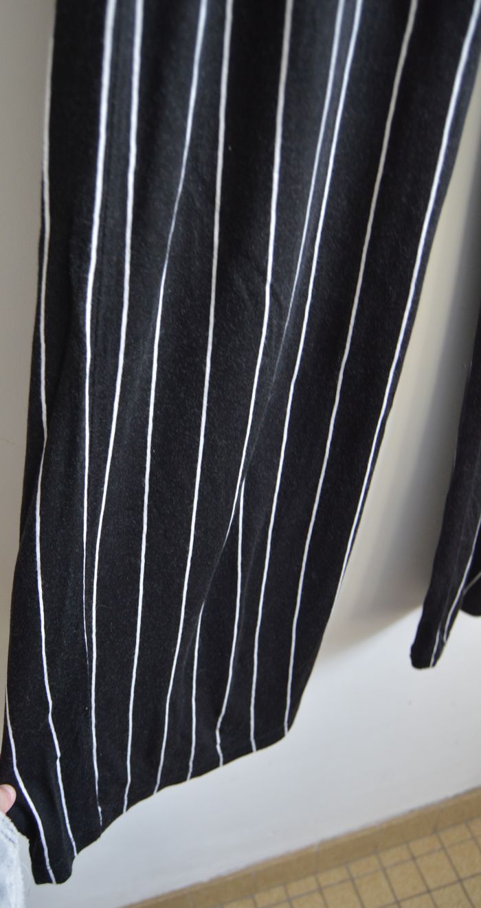 Pantalon noir à rayures blanches fluide – Taille S – DIVIDED (H&M) - photo numéro 2