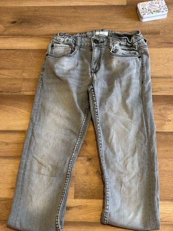 Je vend un jeans garçon réglable à la ceinture taille 14 ans très bon état