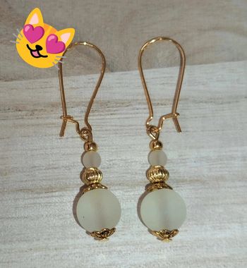 Boucle d'oreille beige