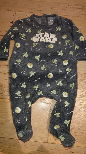 Pyjama velours gris motif bébé yoda / grogu