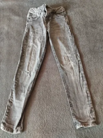 Joli jean taille 7/8 ans