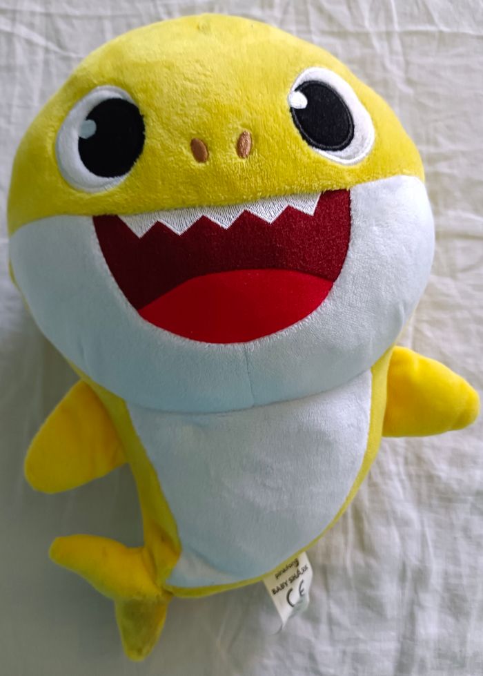 Lot de peluches Baby Shark et Minions - photo numéro 2