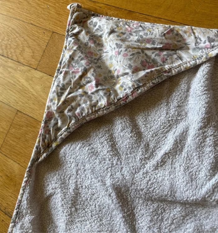 Cape de bain bébé et deux draps
