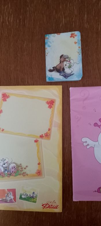 Joli lot diddl et poule papier à lettre+enveloppes et pochette vintage+ répertoire (quelques écritures dedans) poule 6 enveloppes+ 4 feuilles