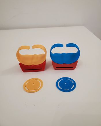 Marvel Avengers Lot de 2 bracelets lance jetons avec 2 jetons Bon état 7cm env.