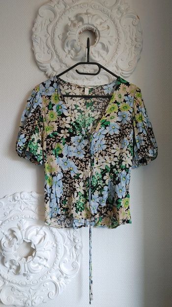 Top manche court ballon Motif fleurie décolleté