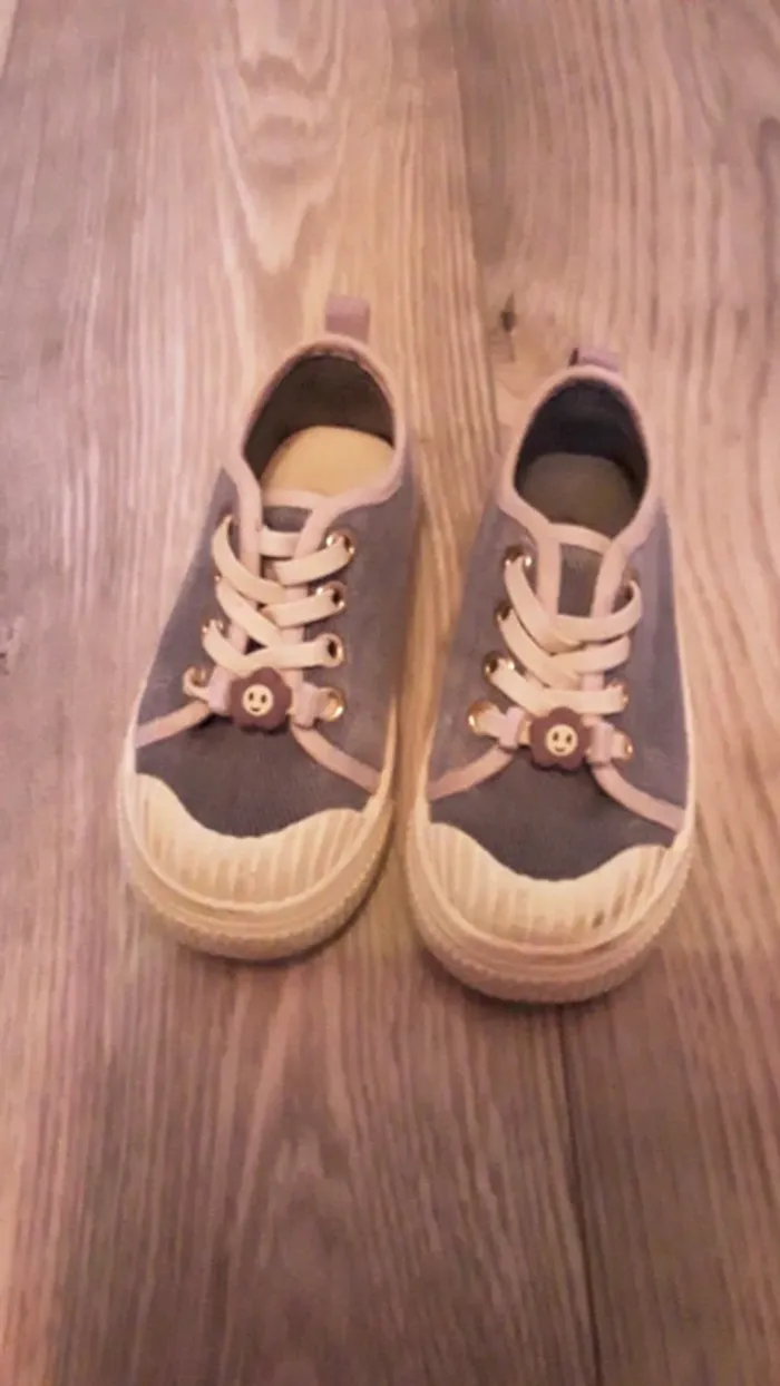 Chaussures bleues avec une petite fleur en plastique accroché au lacet taille 26 - photo numéro 3