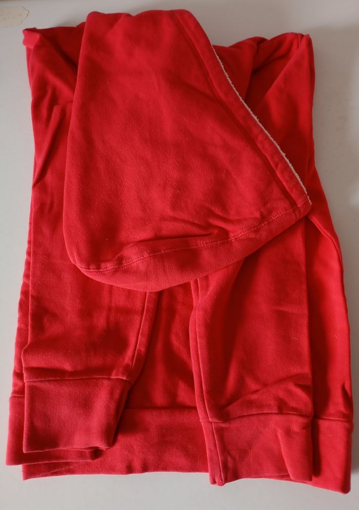 Sweat zippé avec capuche. 5/6 ans . 110/116 cm .Rouge .Noir gris ,rose, paillettes. Coton.  2 poches . Fermeture éclair métal.Disney Minnie Mouse.Très bon état. - photo numéro 4
