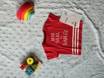 teeshirt manches courtes rouge et blanc inscription devant 9 mois bout'chou