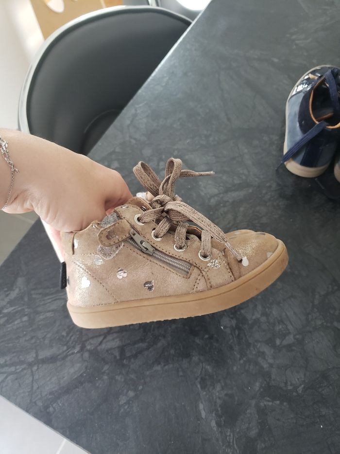 Chaussures Aster Taille 24 - photo numéro 2