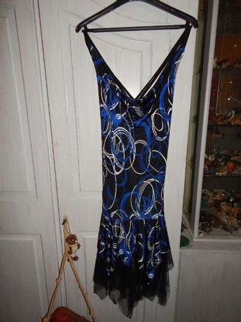 robe bleu fine bretelle. voile au bas. taille unique